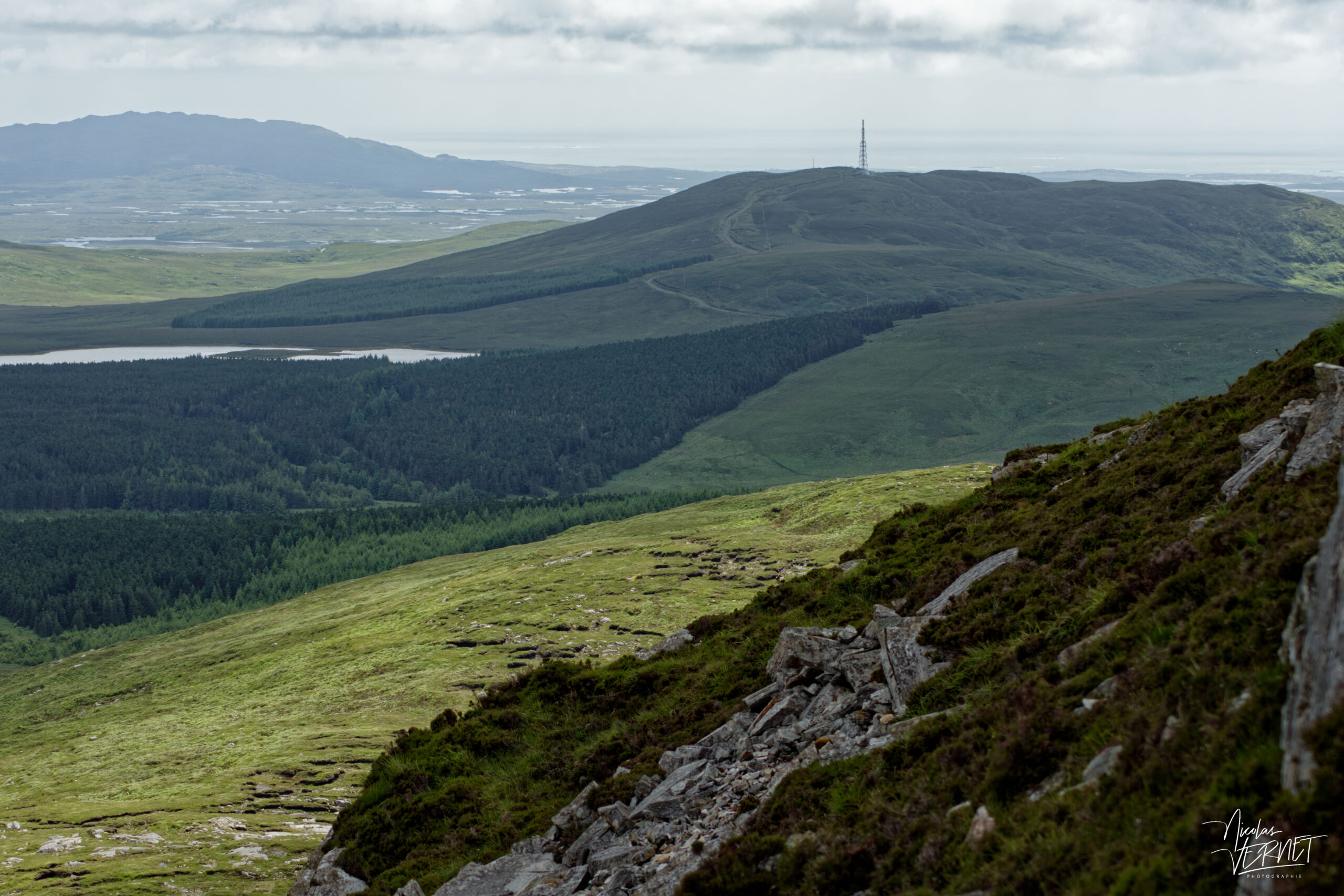 Vue sur une vallée du Connemara depuis le sommet de Diamond Hill, Letterfrack, Co. Galway, Irlande