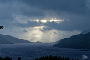 Vue sur le Fjord de Killary à l'heure bleue, Derrynacleigh, Co. Galway, Irlande