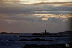 Coucher de soleil sur la baie de Glassillaun, Co. Galway, Irlande