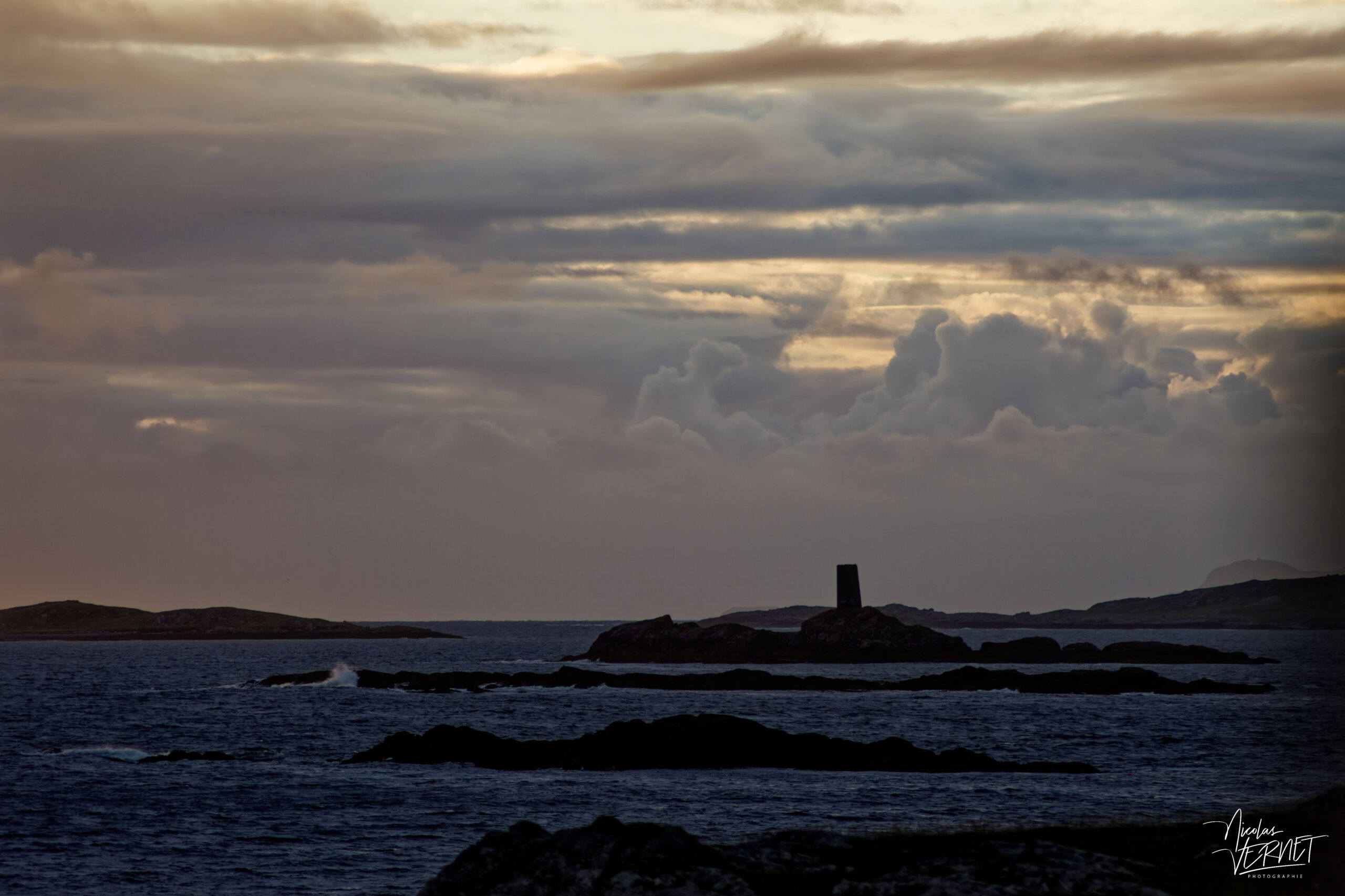 Coucher de soleil sur la baie de Glassillaun, Co. Galway, Irlande
