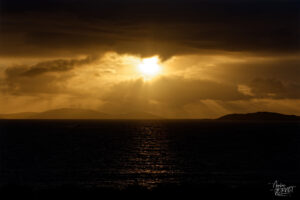 Coucher de soleil sur la baie de Glassillaun, Co. Galway, Irlande