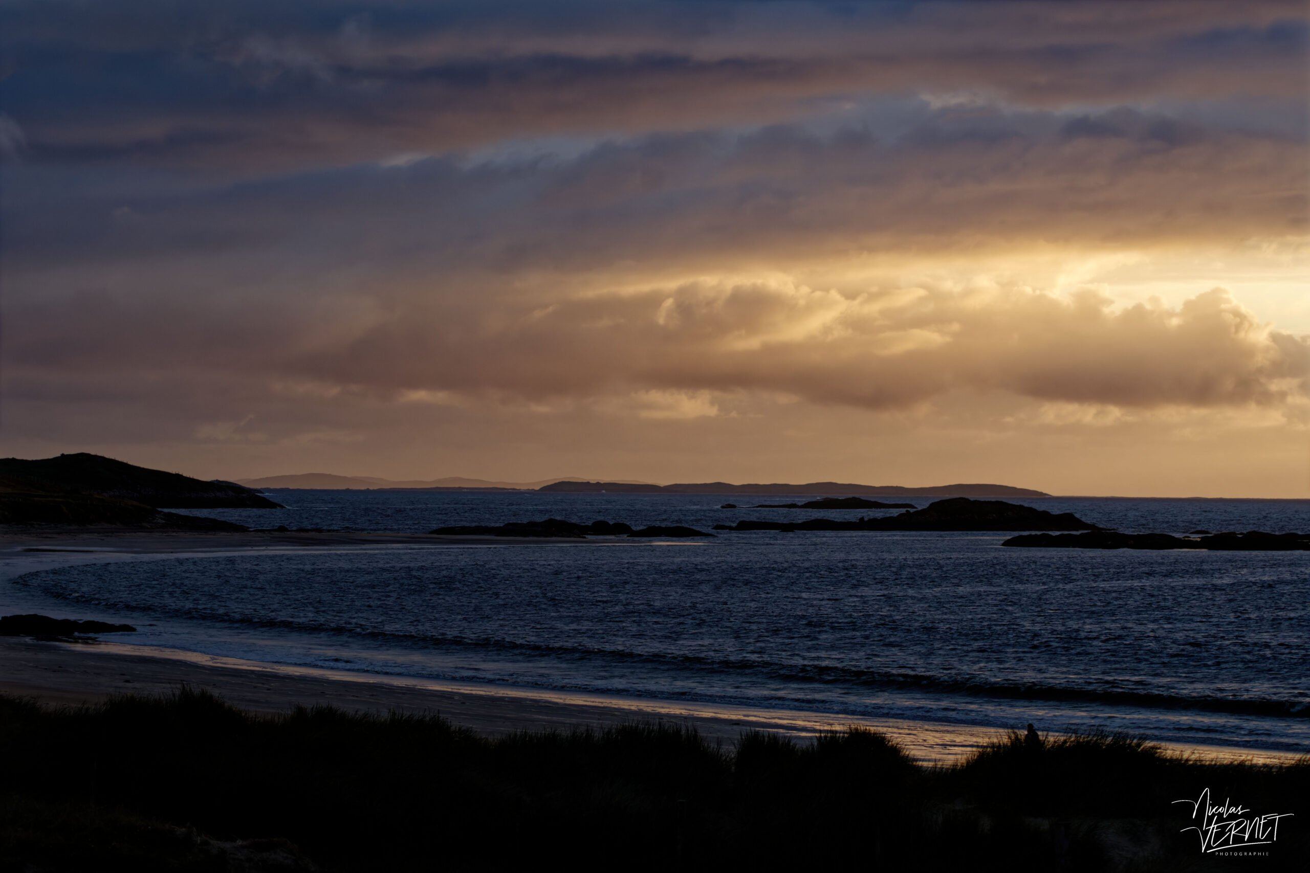 Coucher de soleil sur la baie de Glassillaun, Co. Galway, Irlande