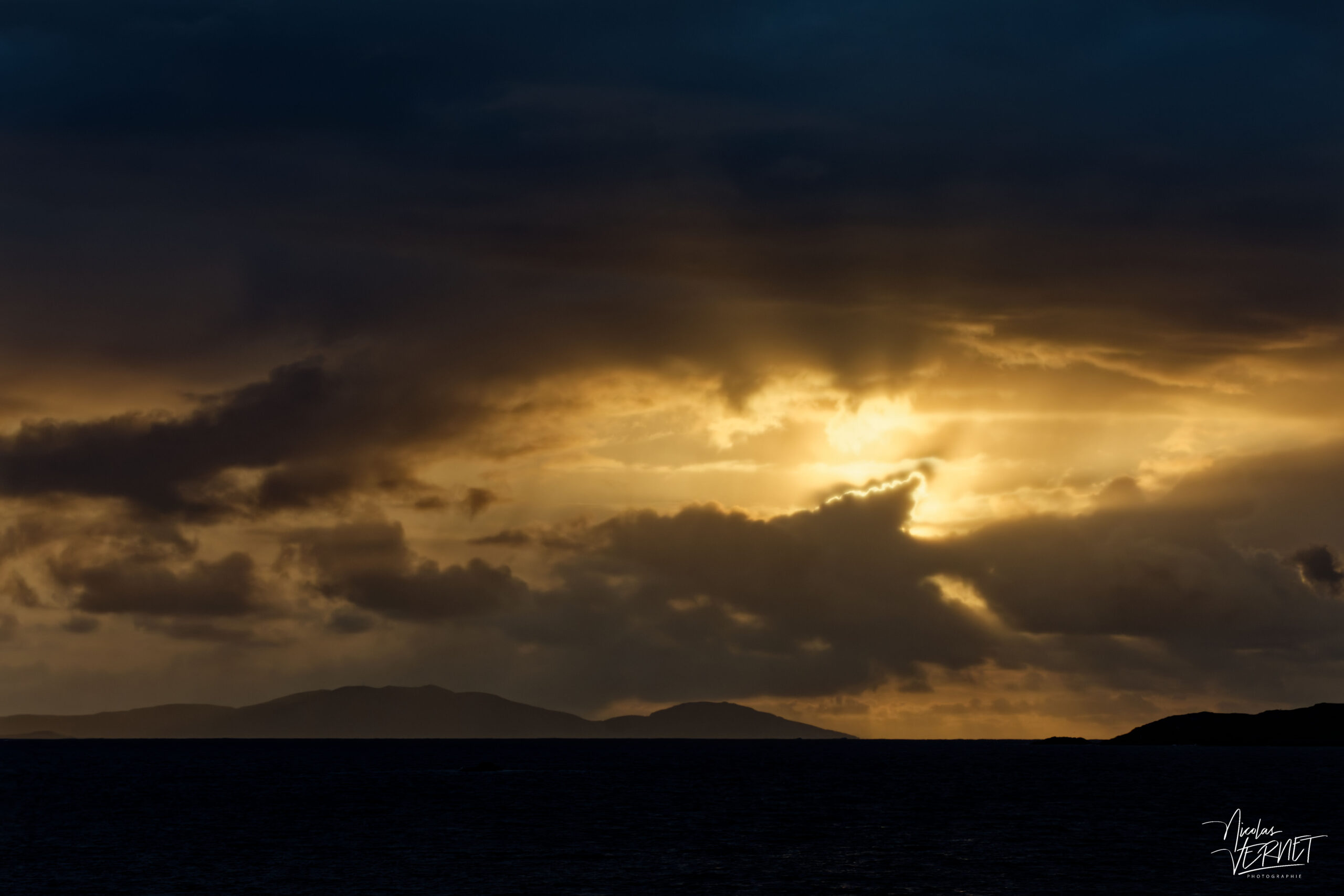 Coucher de soleil sur la baie de Glassillaun, Co. Galway, Irlande