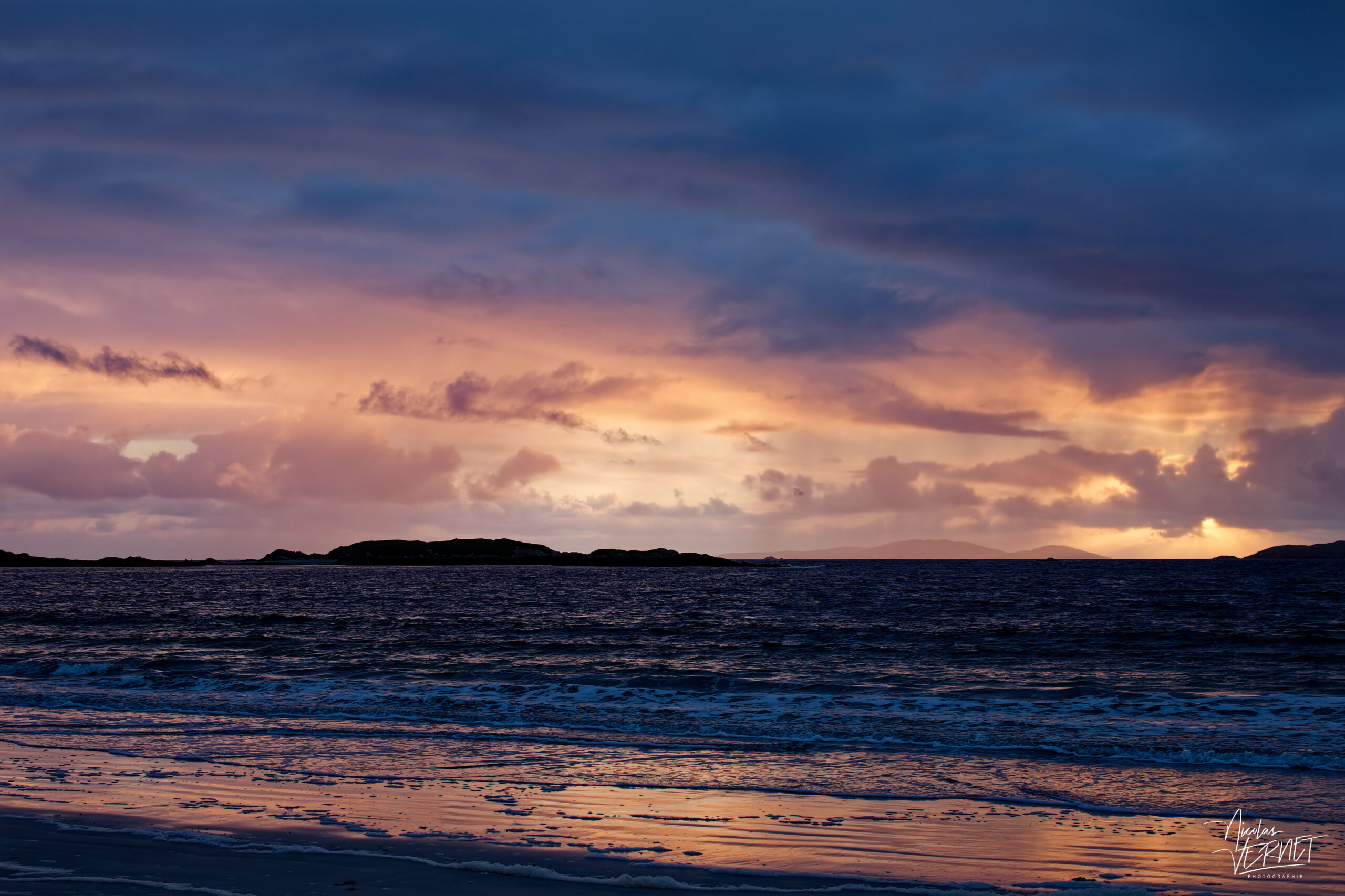 Coucher de soleil sur la baie de Glassillaun, Co. Galway, Irlande