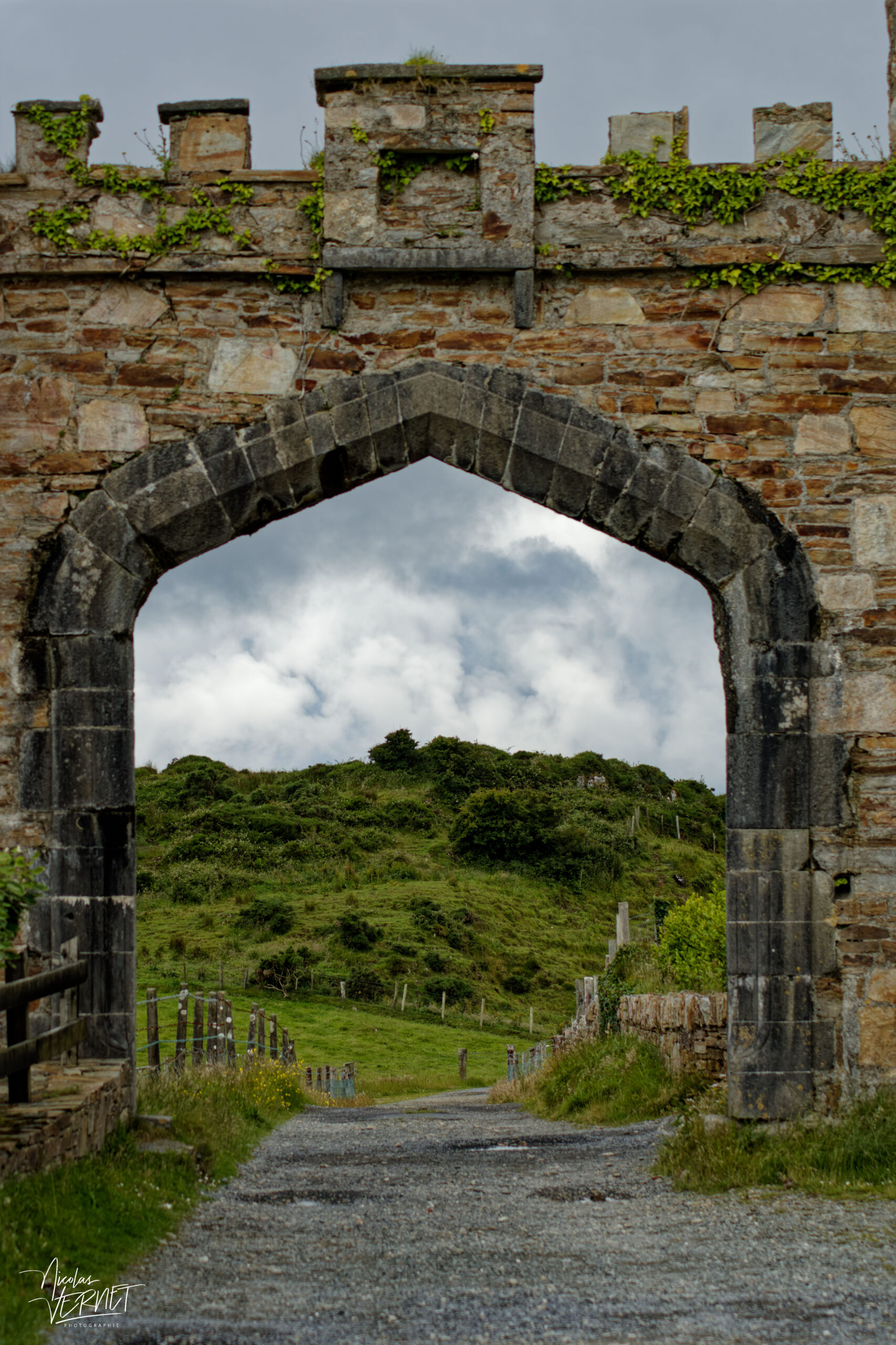 Clifden Castle Gate & Wall (Porte et remparts du château de Clifden), Co. Galway, Irlande