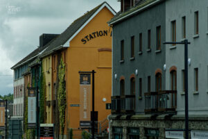 Façades colorées du complexe de la Clifden Station House, Clifden, Co. Galway, Irlande