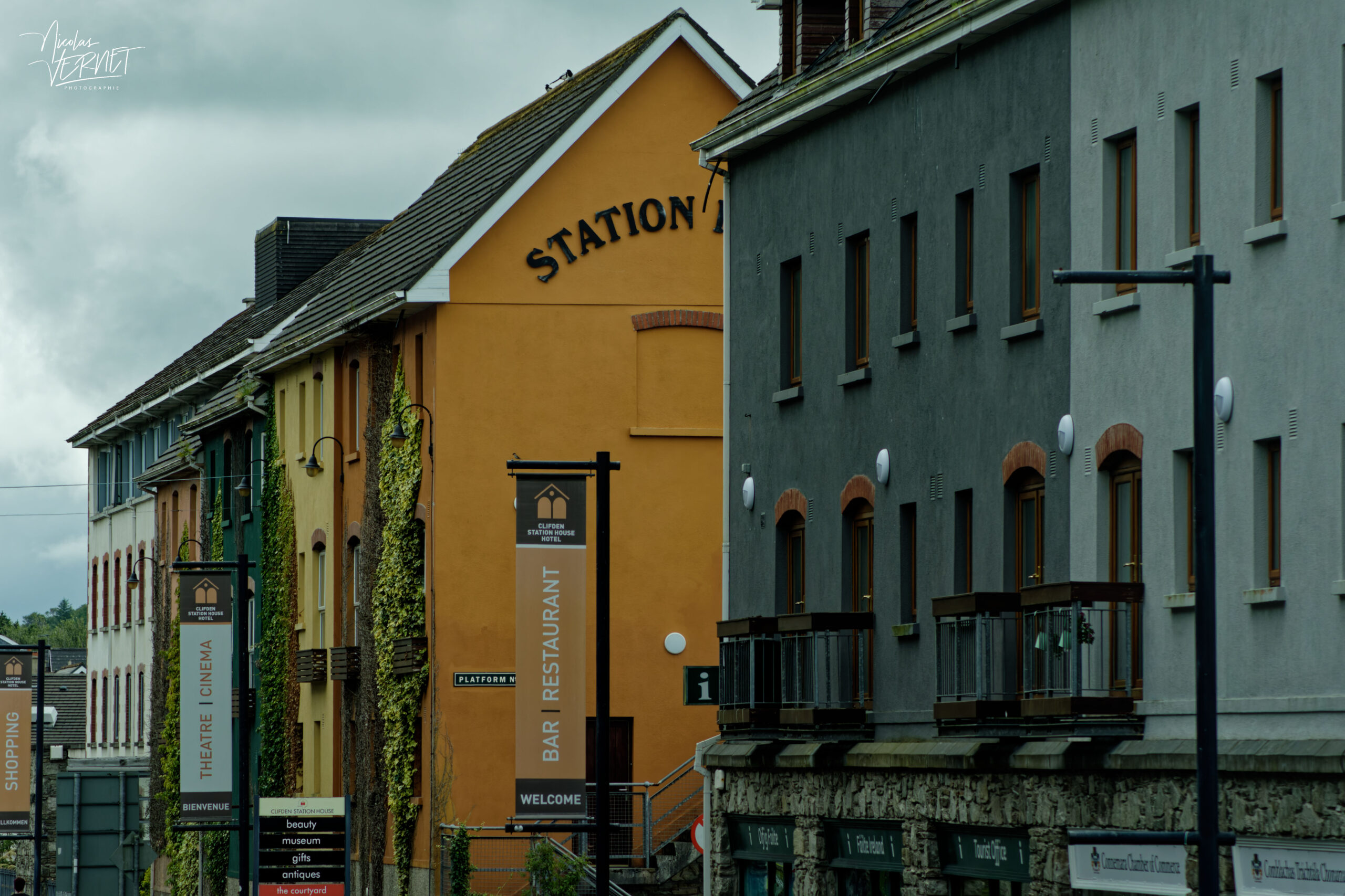 Façades colorées du complexe de la Clifden Station House, Clifden, Co. Galway, Irlande