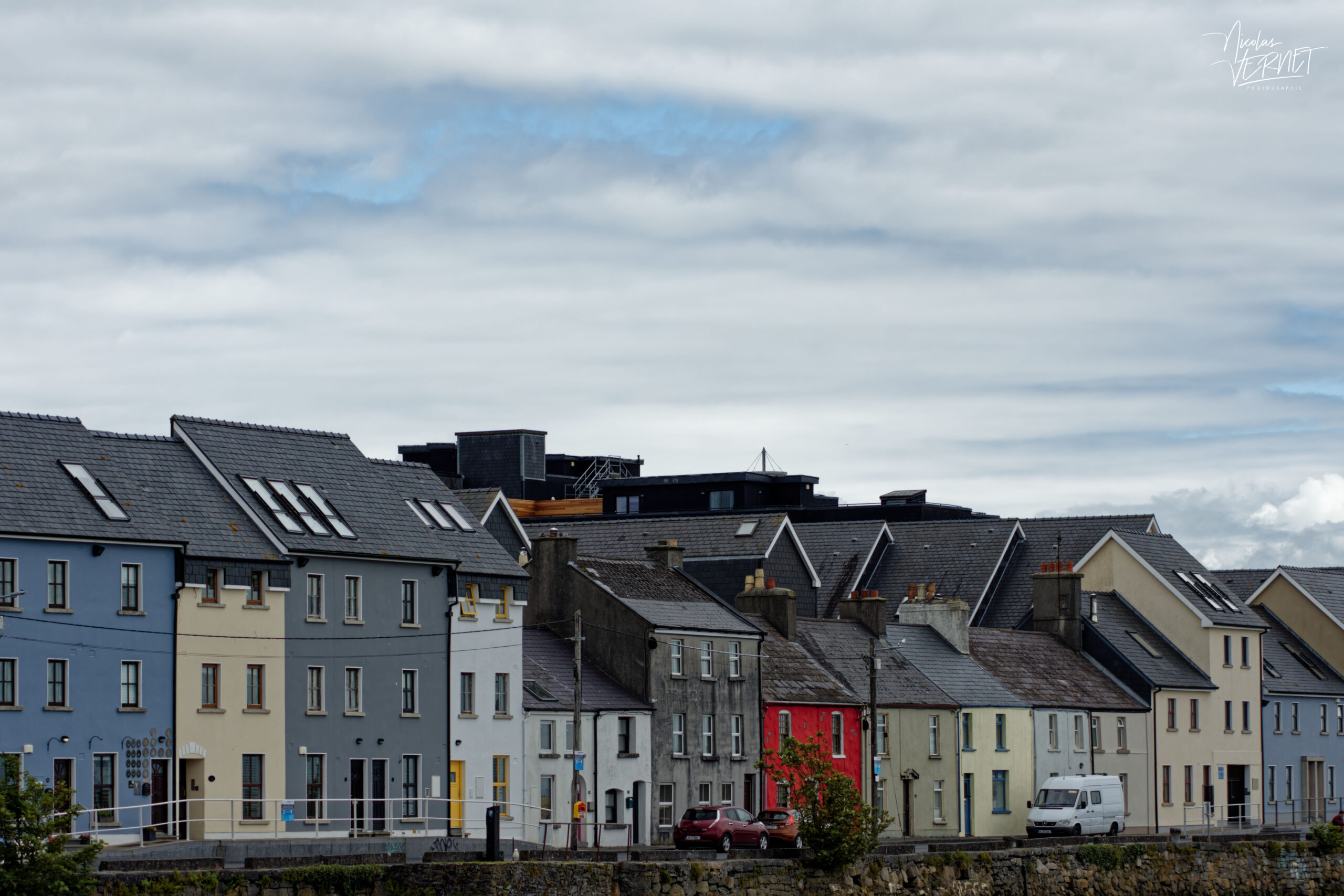 Maisons colorées bordant Long Walk sur les quais de Galway, Irlande