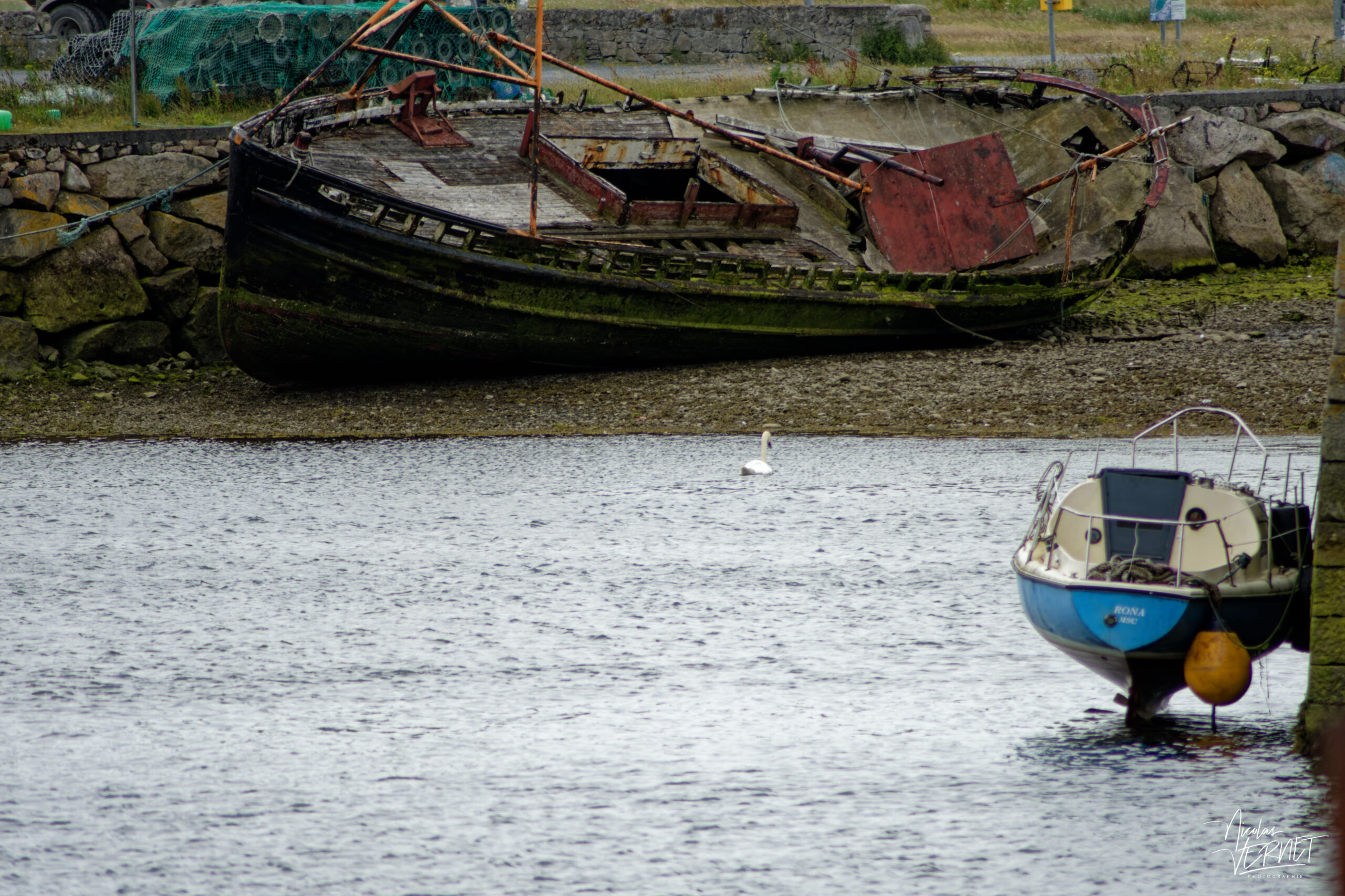 Petit bateau "Rona" et épave de chalutier dans le port de Galway, Irlande
