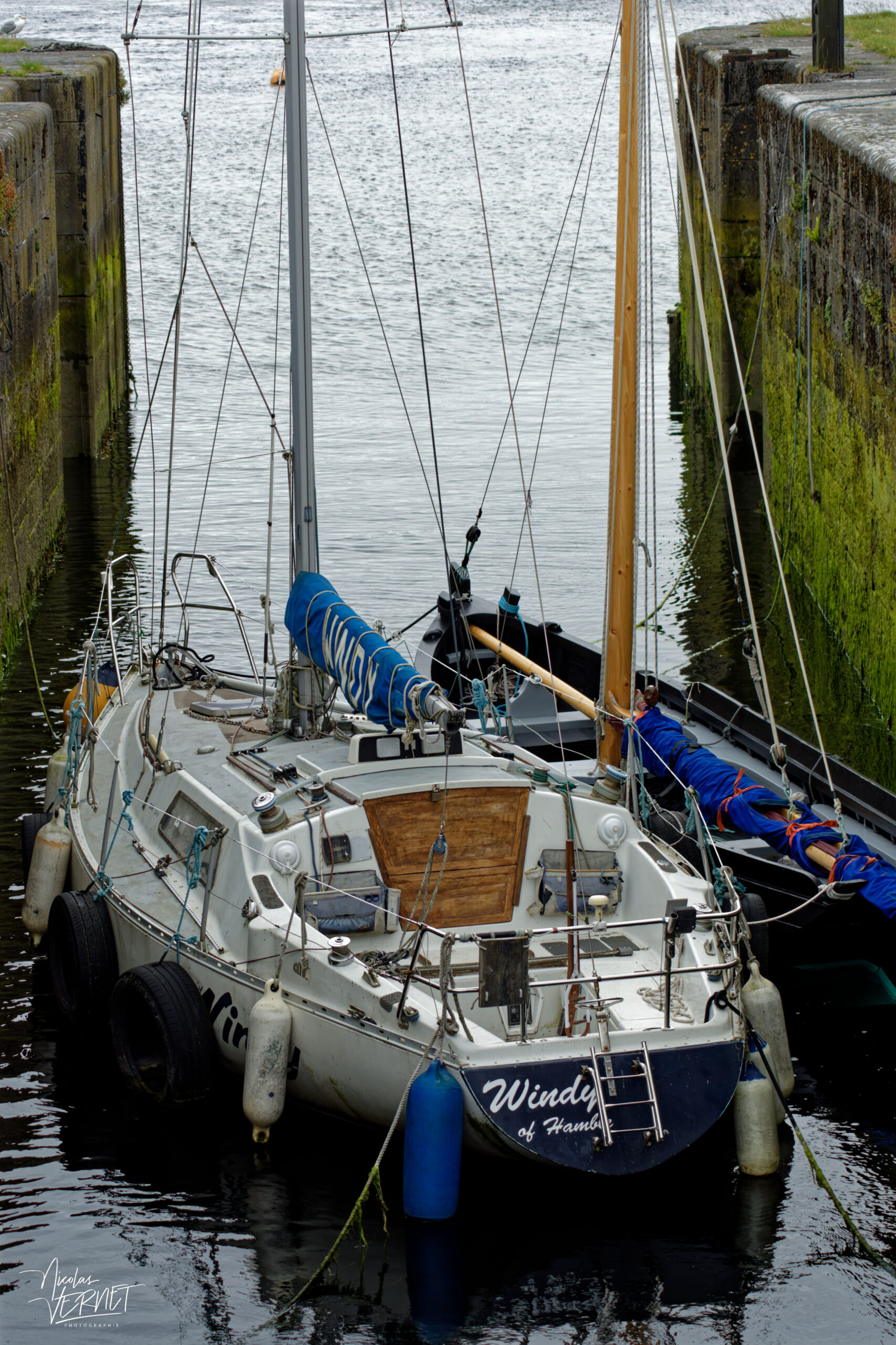 Le voilier "Windy of Hamble" amarré à l'intérieur de l'écluse du Eglinton Canal, Galway, Irlande