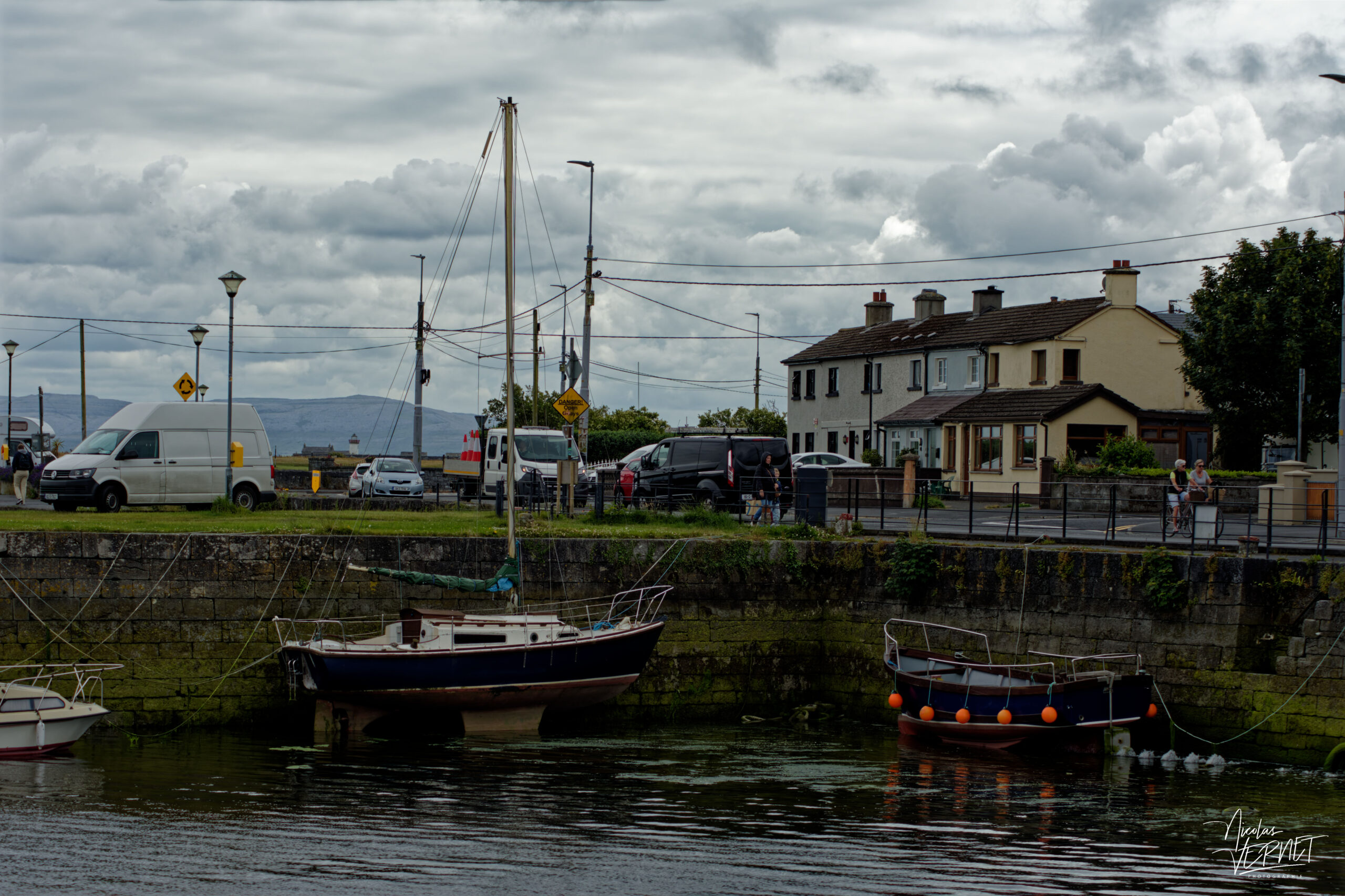 Bateaux de pêche et de plaisance amarrés dans le port de Galway, Irlande