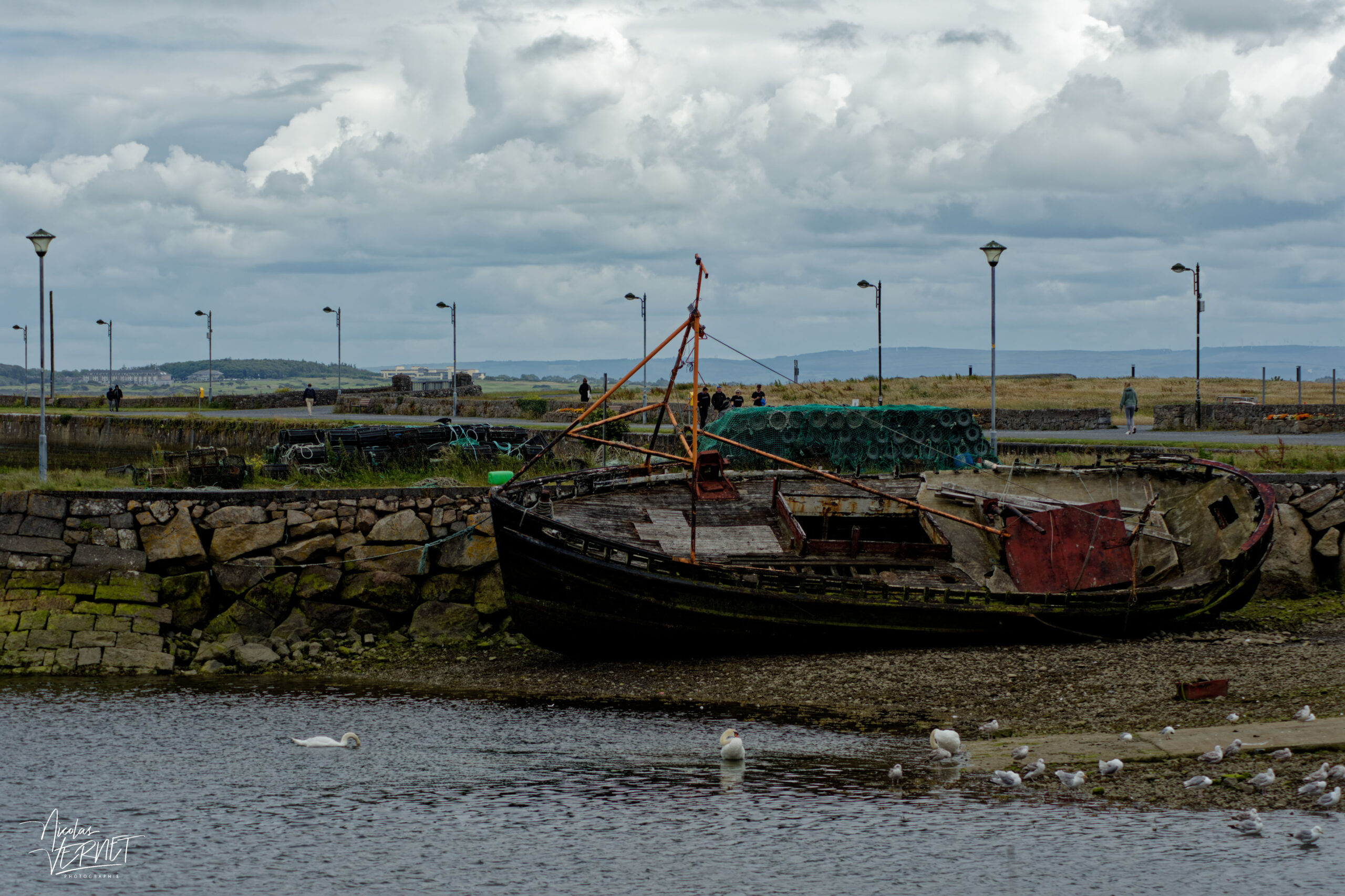 Vieille épave de chalutier dans le port de Galway, Irlande