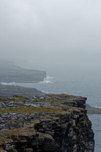 Falaises au fort de Dún Aengus (Dún Aonghasa), île d'Inish Mór, Co. Galway, Irlande