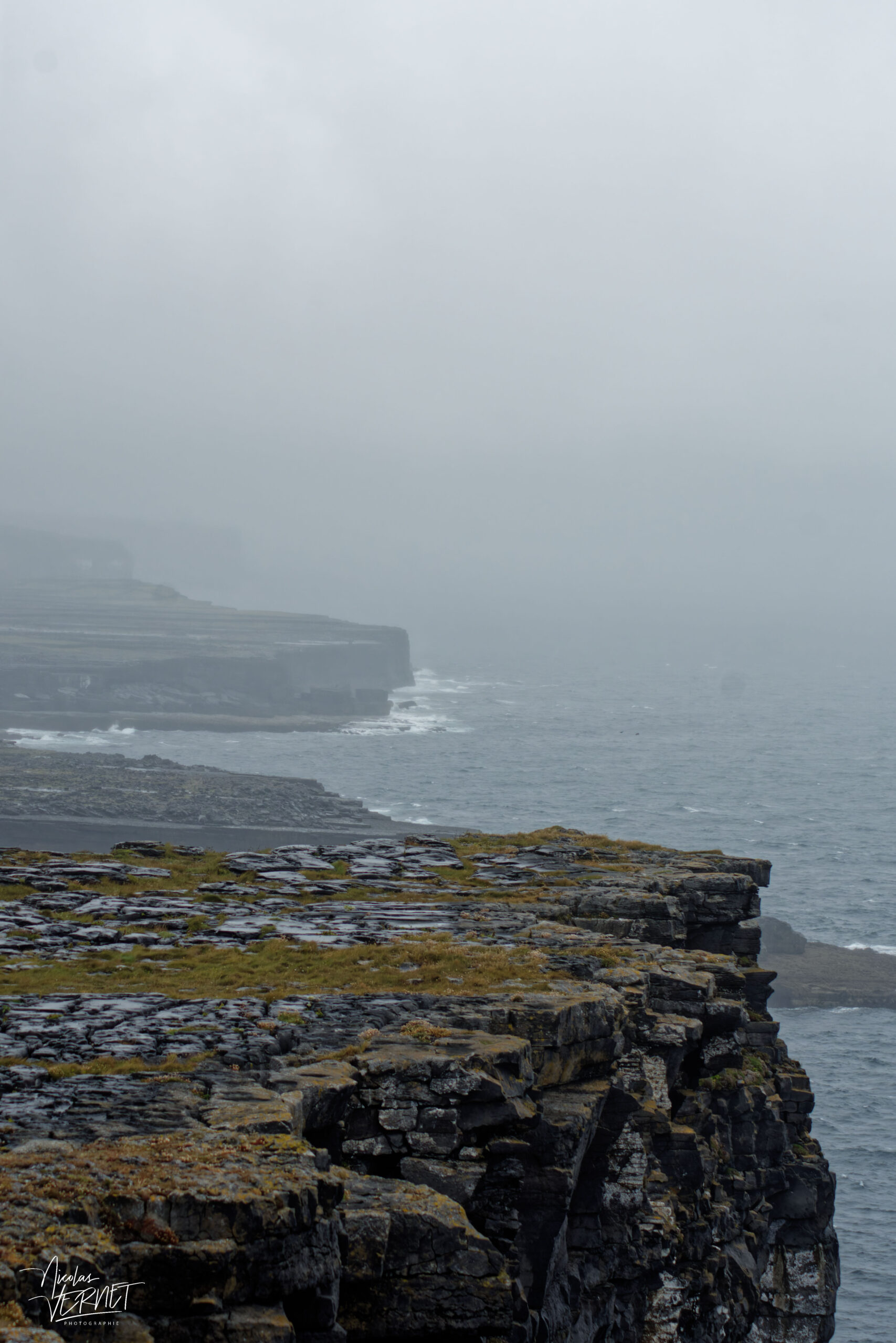 Falaises au fort de Dún Aengus (Dún Aonghasa), île d'Inish Mór, Co. Galway, Irlande