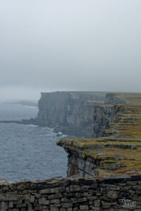 Falaises au fort de Dún Aengus (Dún Aonghasa), île d'Inish Mór, Co. Galway, Irlande
