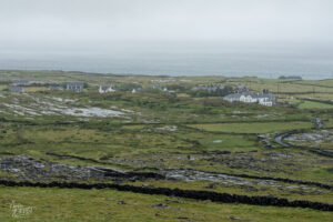 Paysage brumeux sur l'île d'Inish Mór, Co. Galway, Irlande