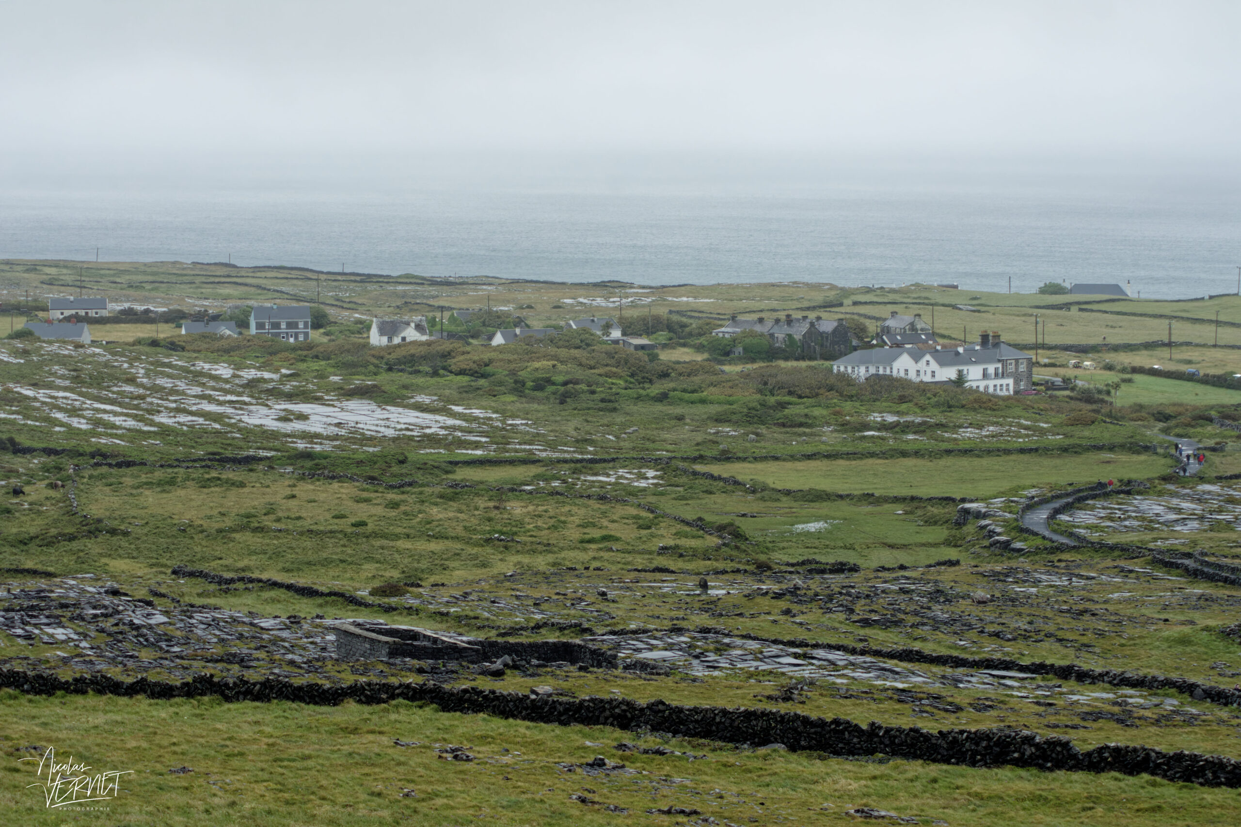 Paysage brumeux sur l'île d'Inish Mór, Co. Galway, Irlande