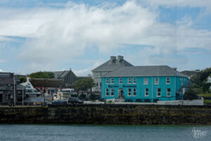 Vue sur Kilronan depuis le port, île d'Inish Mór, Co. Galway, Irlande