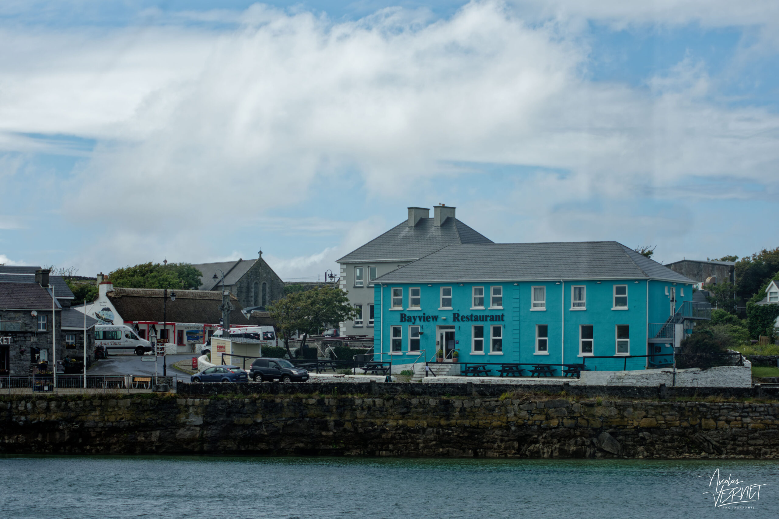 Vue sur Kilronan depuis le port, île d'Inish Mór, Co. Galway, Irlande