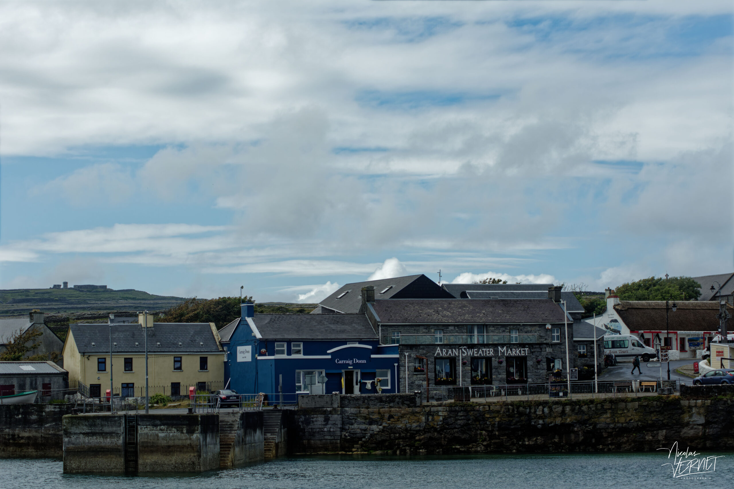 Vue sur Kilronan depuis le port, île d'Inish Mór, Co. Galway, Irlande