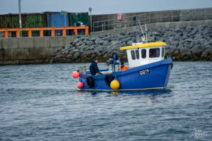 Bateau de pêche (Caseyeur) dans le port de Kilronan, île d'Inish Mór, Co. Galway, Irlande