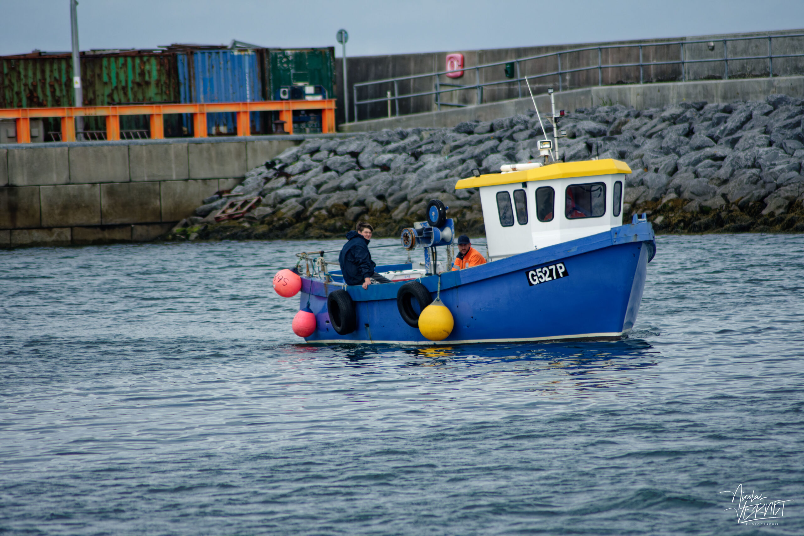 Bateau de pêche (Caseyeur) dans le port de Kilronan, île d'Inish Mór, Co. Galway, Irlande