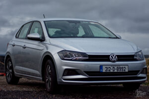Volkswagen Polo sous la pluie, Co. Galway, Irlande