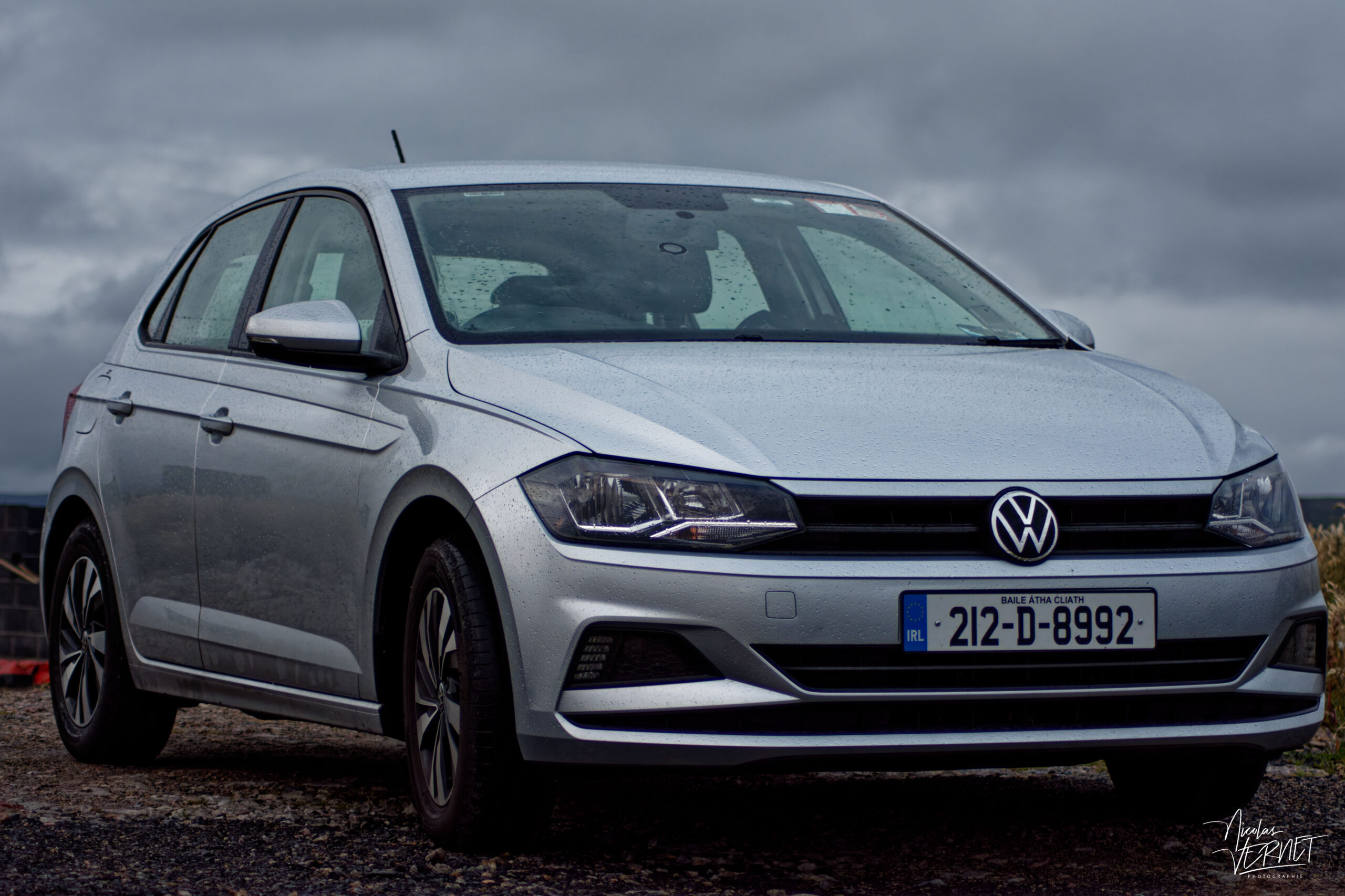 Volkswagen Polo sous la pluie, Co. Galway, Irlande