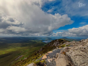 Vue panoramique depuis le sommet de Diamond Hill sur la baie de Ballynakill et l'archipel côtier du Connemara, Letterfrack, Co. Galway, Irlande