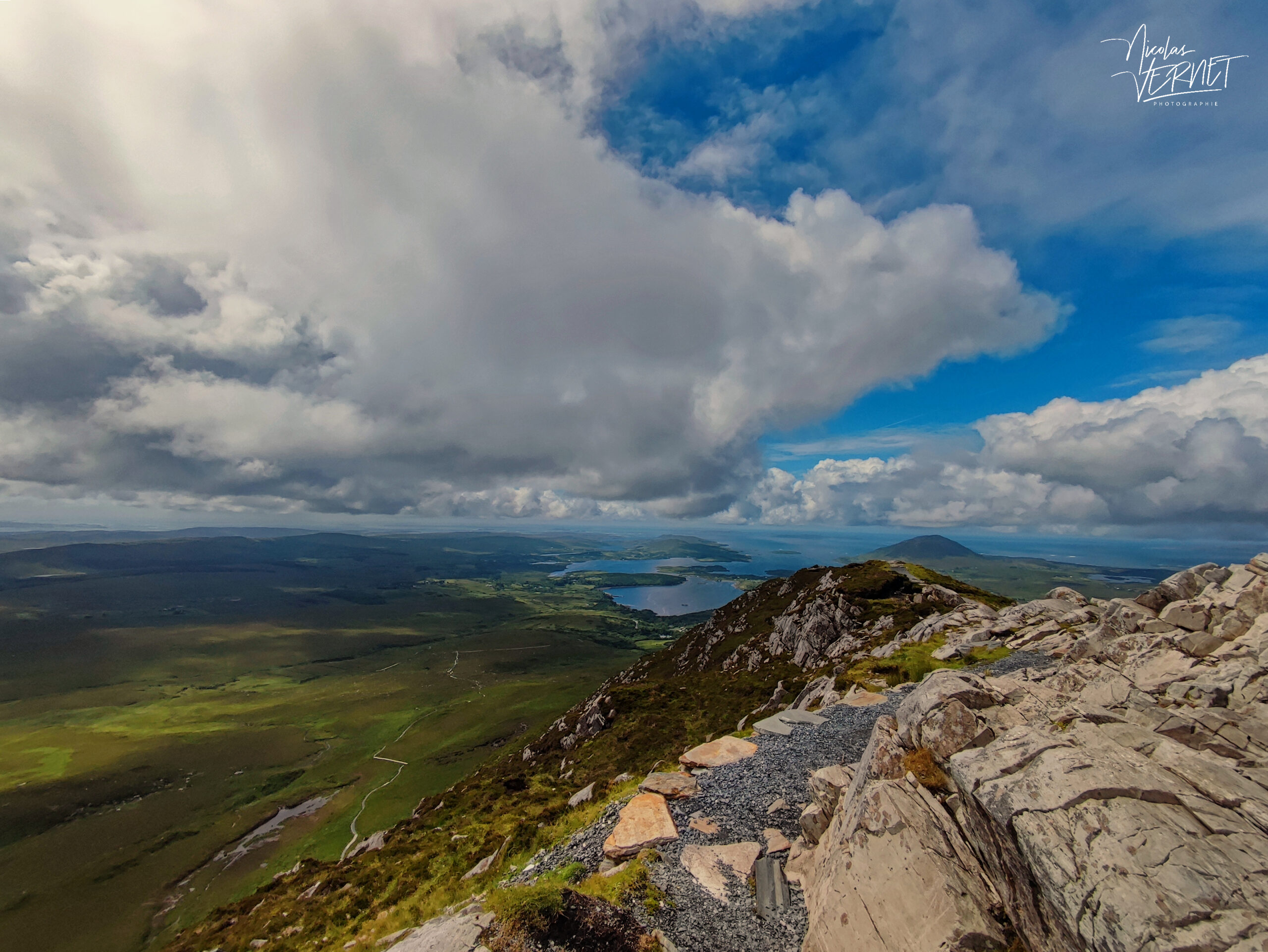 Vue panoramique depuis le sommet de Diamond Hill sur la baie de Ballynakill et l'archipel côtier du Connemara, Letterfrack, Co. Galway, Irlande