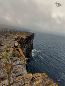 Falaises au fort de Dún Aengus (Dún Aonghasa), île d'Inish Mór, Co. Galway, Irlande