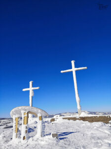 Les 3 croix enneigées au sommet du Suc de Montivernoux, Lachamp-Raphaël (Ardèche)
