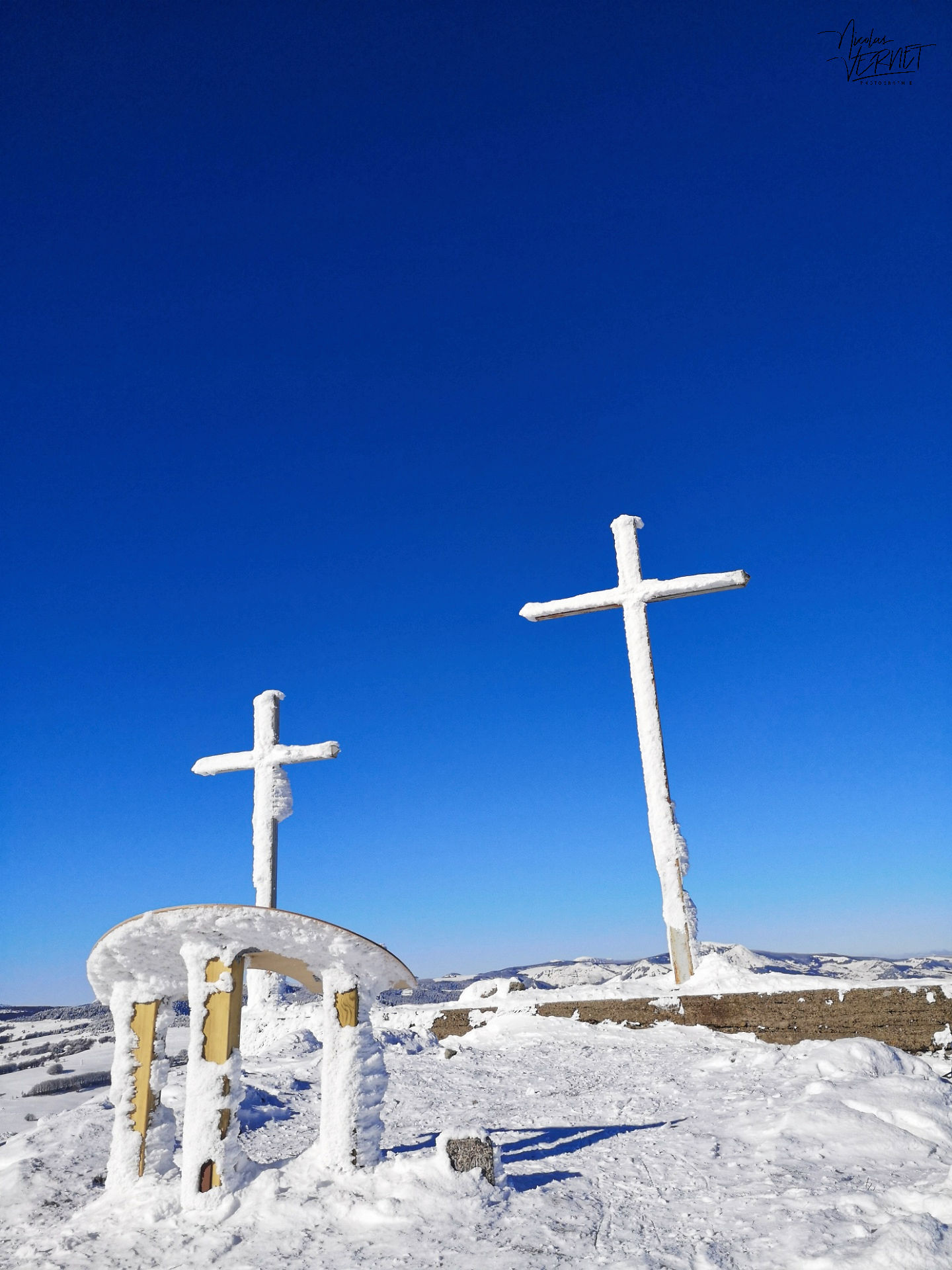 Les 3 croix enneigées au sommet du Suc de Montivernoux, Lachamp-Raphaël (Ardèche)