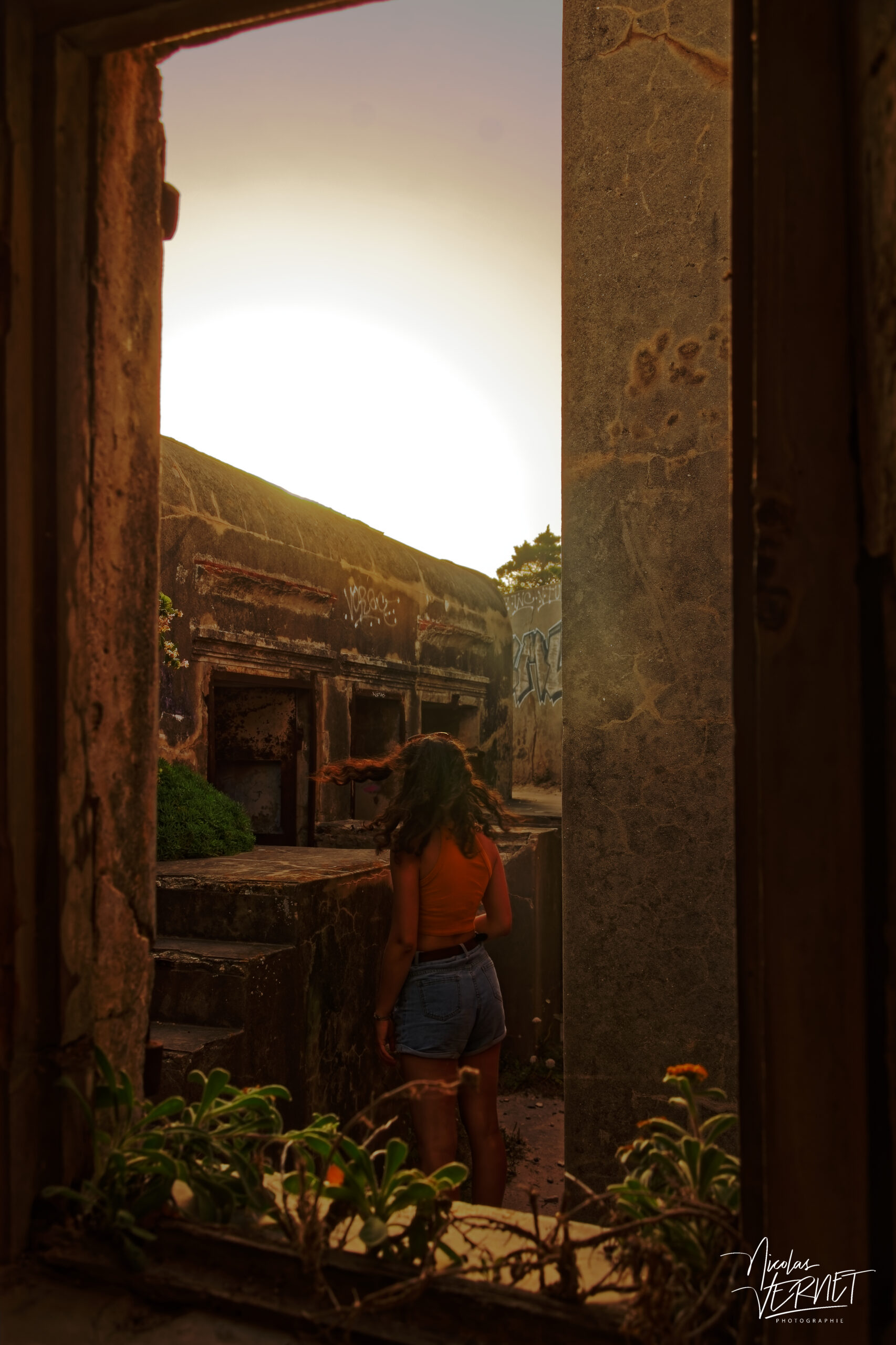 Portrait de dos au coucher de soleil dans les ruines de la forteresse de Bonifacio (Corse du Sud)