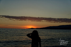 Portrait de dos au coucher de soleil sur la plage de Sagone (Corse du Sud)