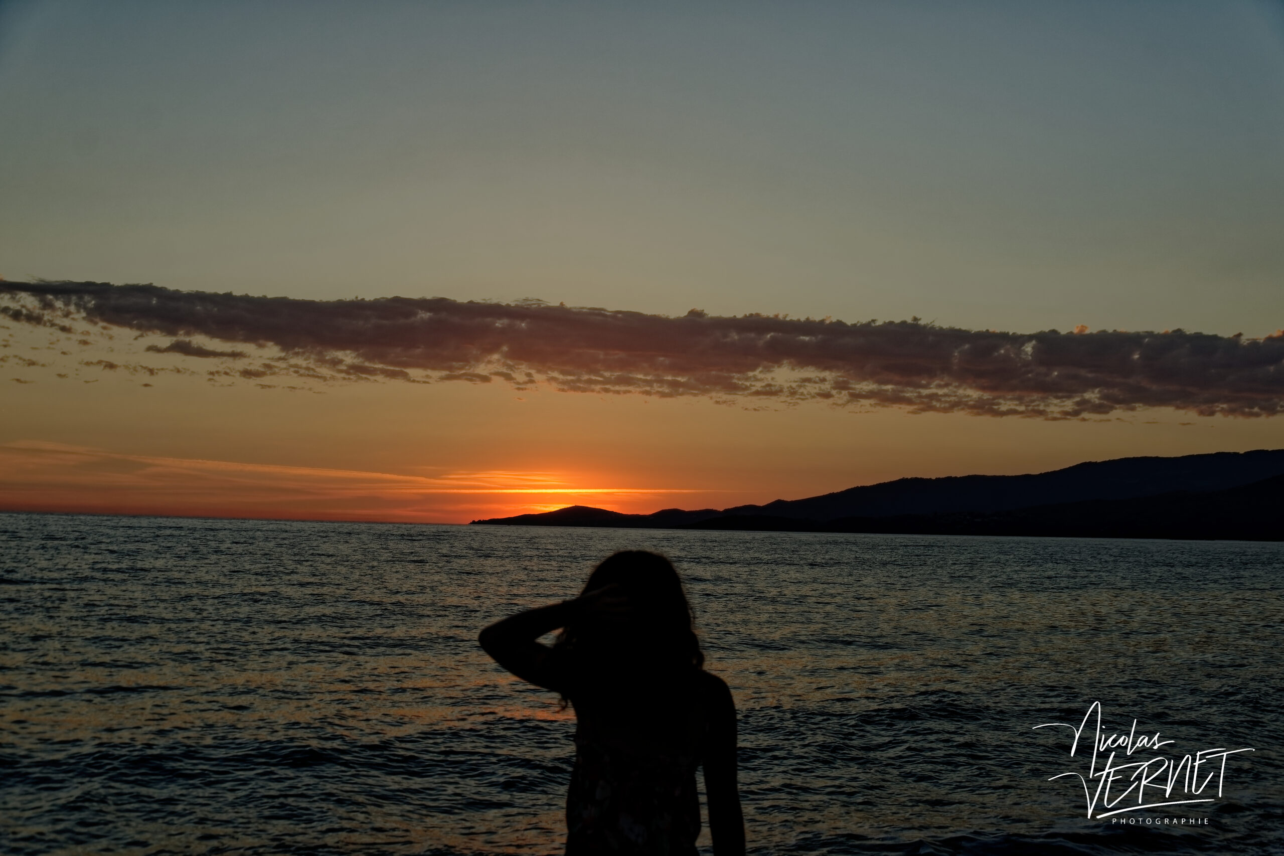 Portrait de dos au coucher de soleil sur la plage de Sagone (Corse du Sud)