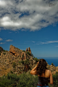 Portrait de dos devant le "Coeur" des calanques de Piana, Piana (Corse du Sud)
