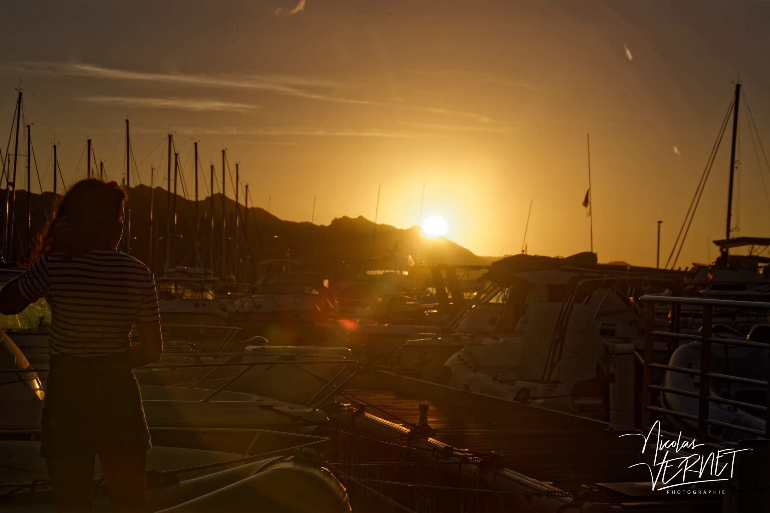 Portrait de dos au coucher de soleil sur le port de Saint Florent (Haute-Corse)