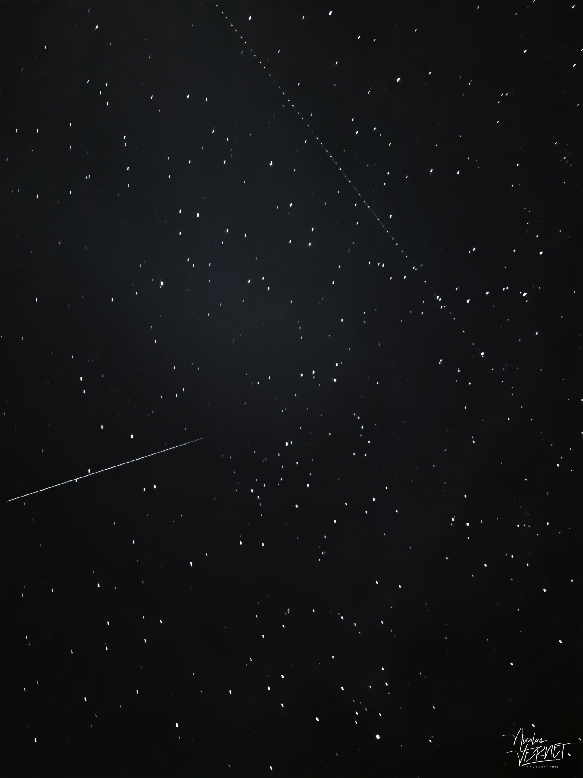 Ciel étoilé avec trainées de satellites, Le Cheylard (Ardèche)