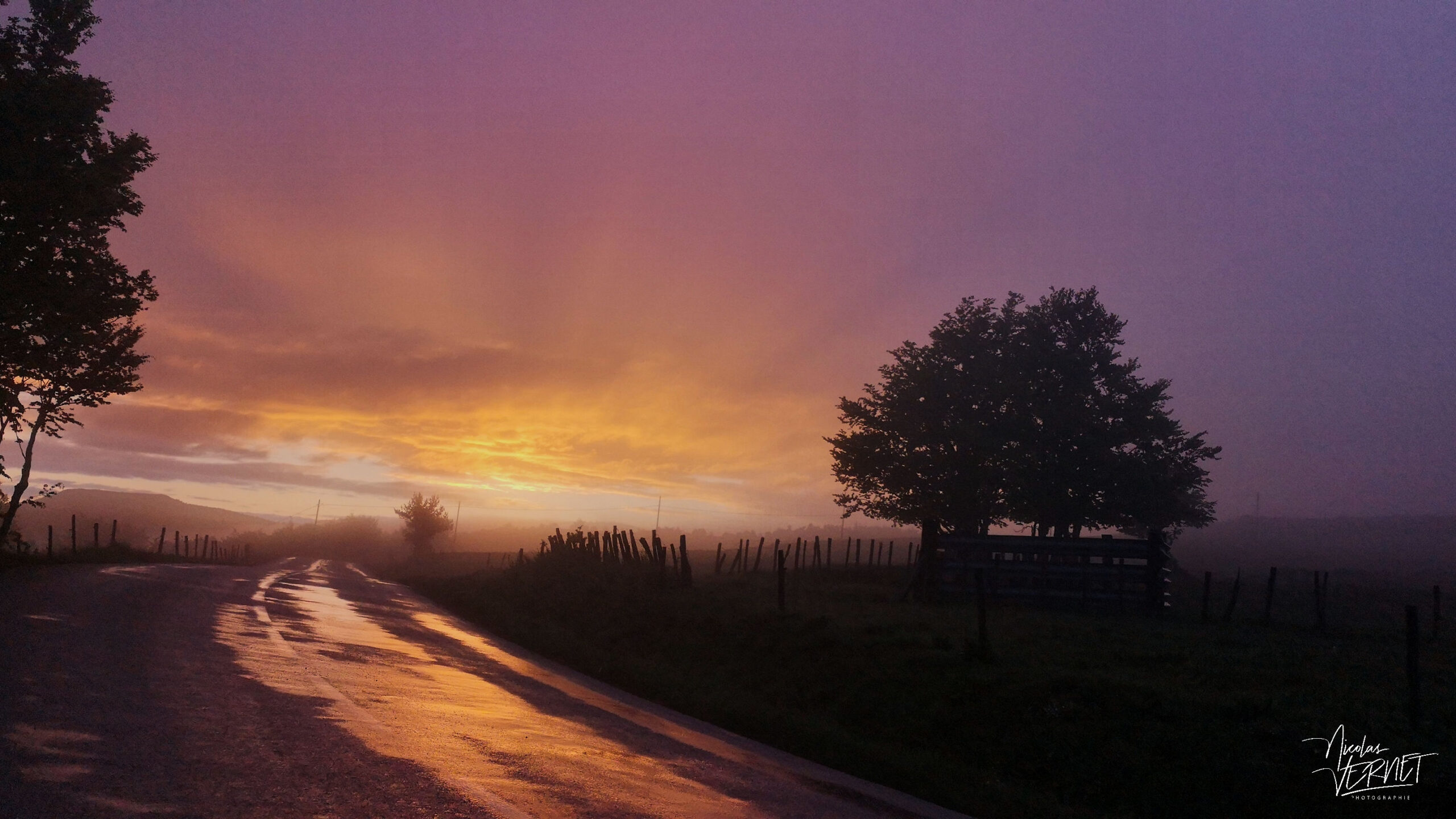Coucher de soleil à travers le brouillard, Lachamp-Raphaël (Ardèche)