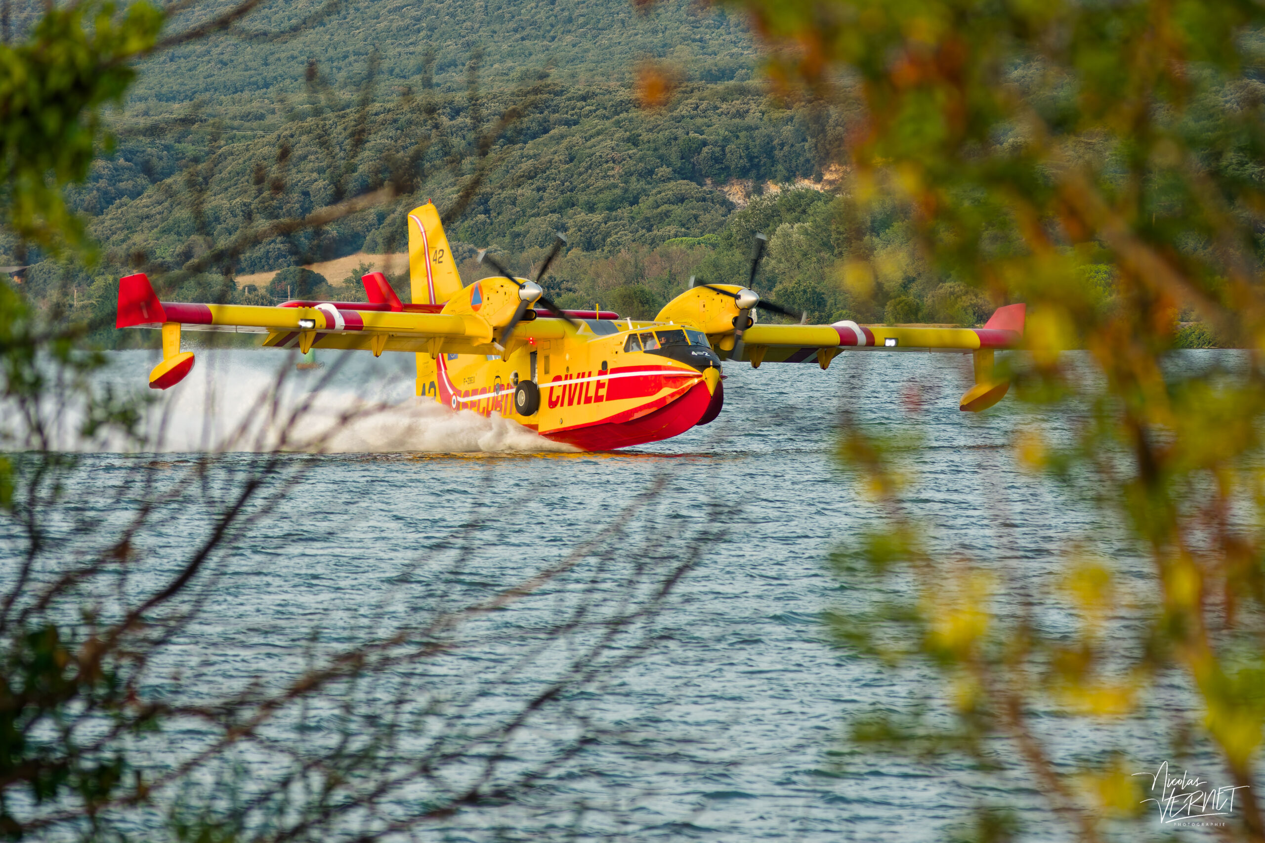 Canadair CL-415 (Pélican 42) de la Sécurité Civile en phase d'écopage sur le Rhône, Rochemaure (Ardèche)