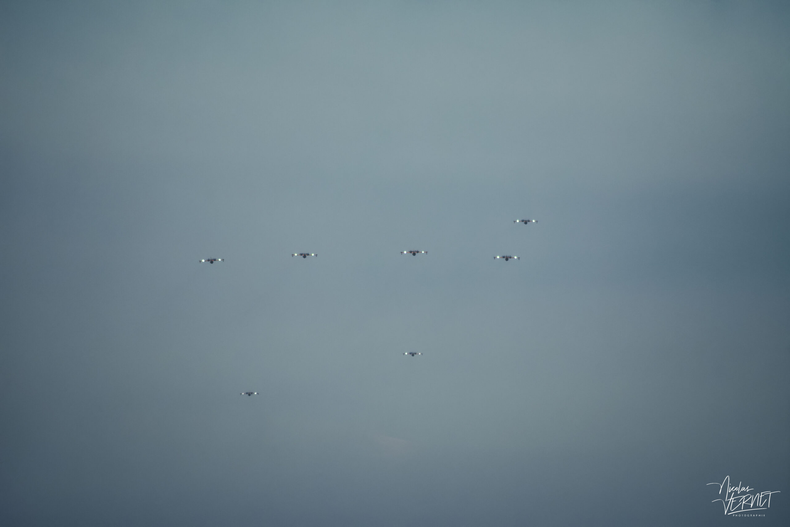 Formation de sept Canadairs CL-415 de la Sécurité Civile dans le ciel de Rochemaure (Ardèche)