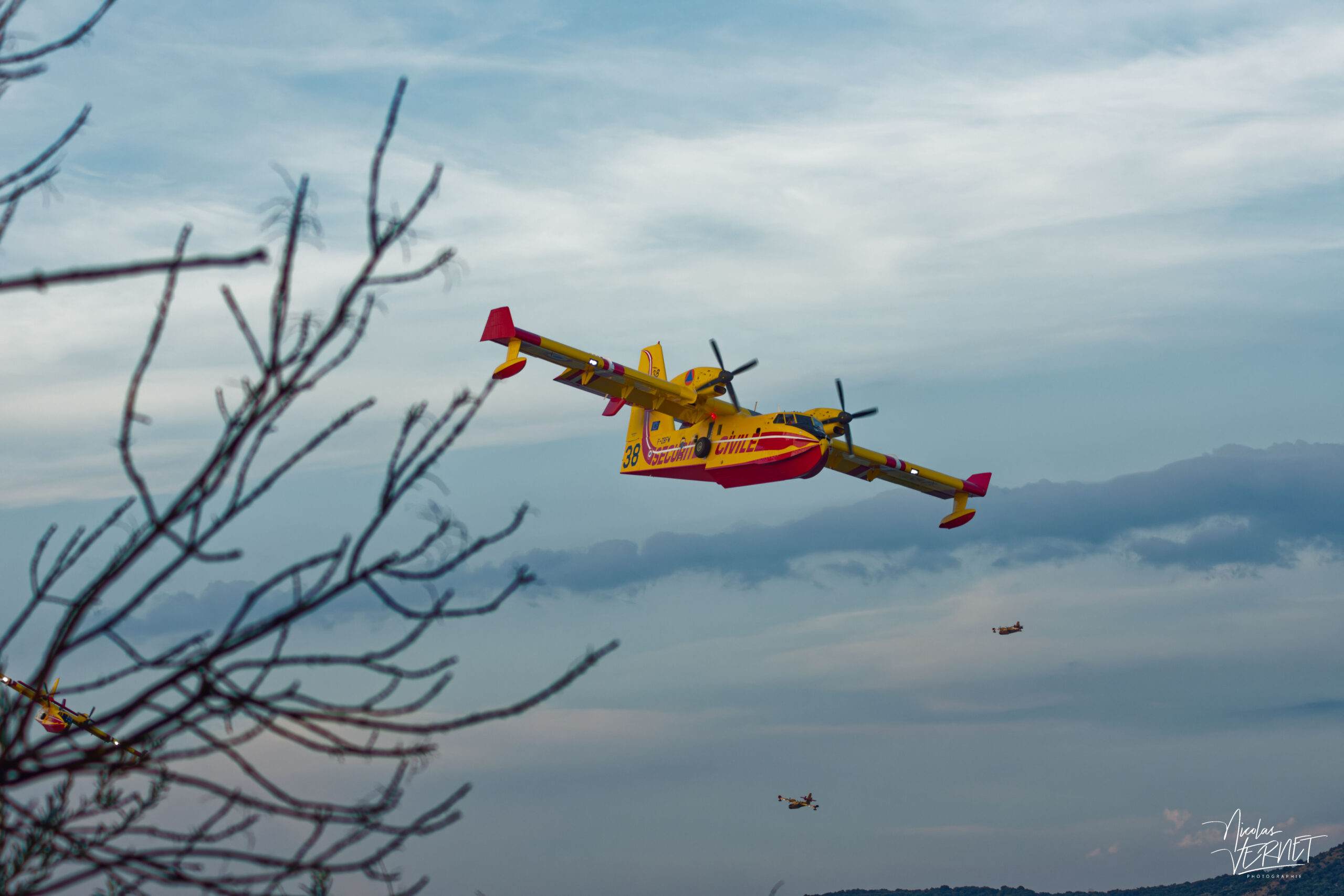 Canadairs CL-415 de la Sécurité Civile en approche au-dessus du Rhône pour écoper, Rochemaure (Ardèche)