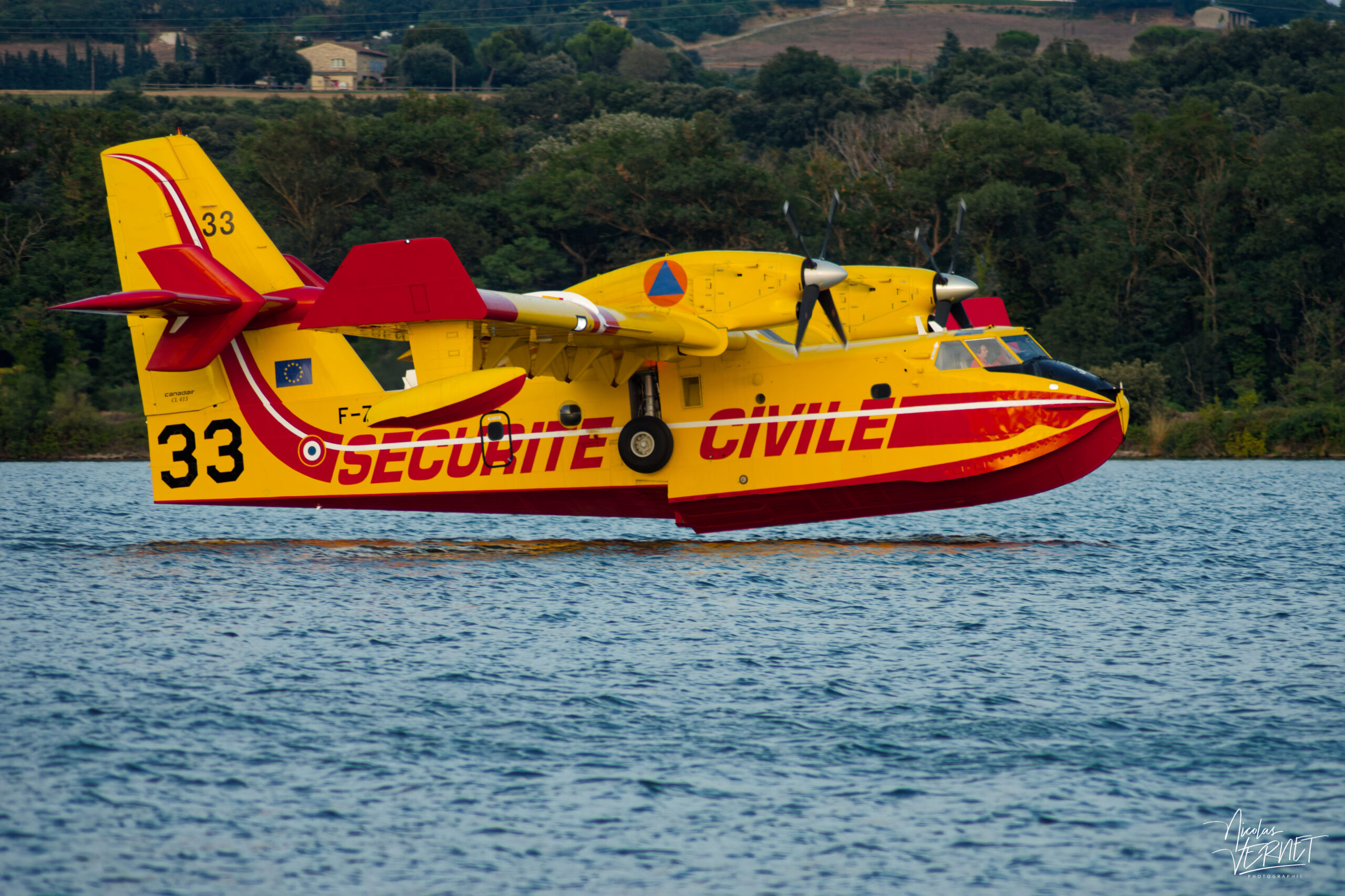 Canadair CL-415 (Pélican 33) de la Sécurité Civile juste avant l'écopage sur le Rhône, Rochemaure (Ardèche)