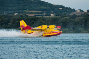 Canadair CL-415 (Pélican 45) de la Sécurité Civile en phase d'écopage sur le Rhône, Rochemaure (Ardèche)