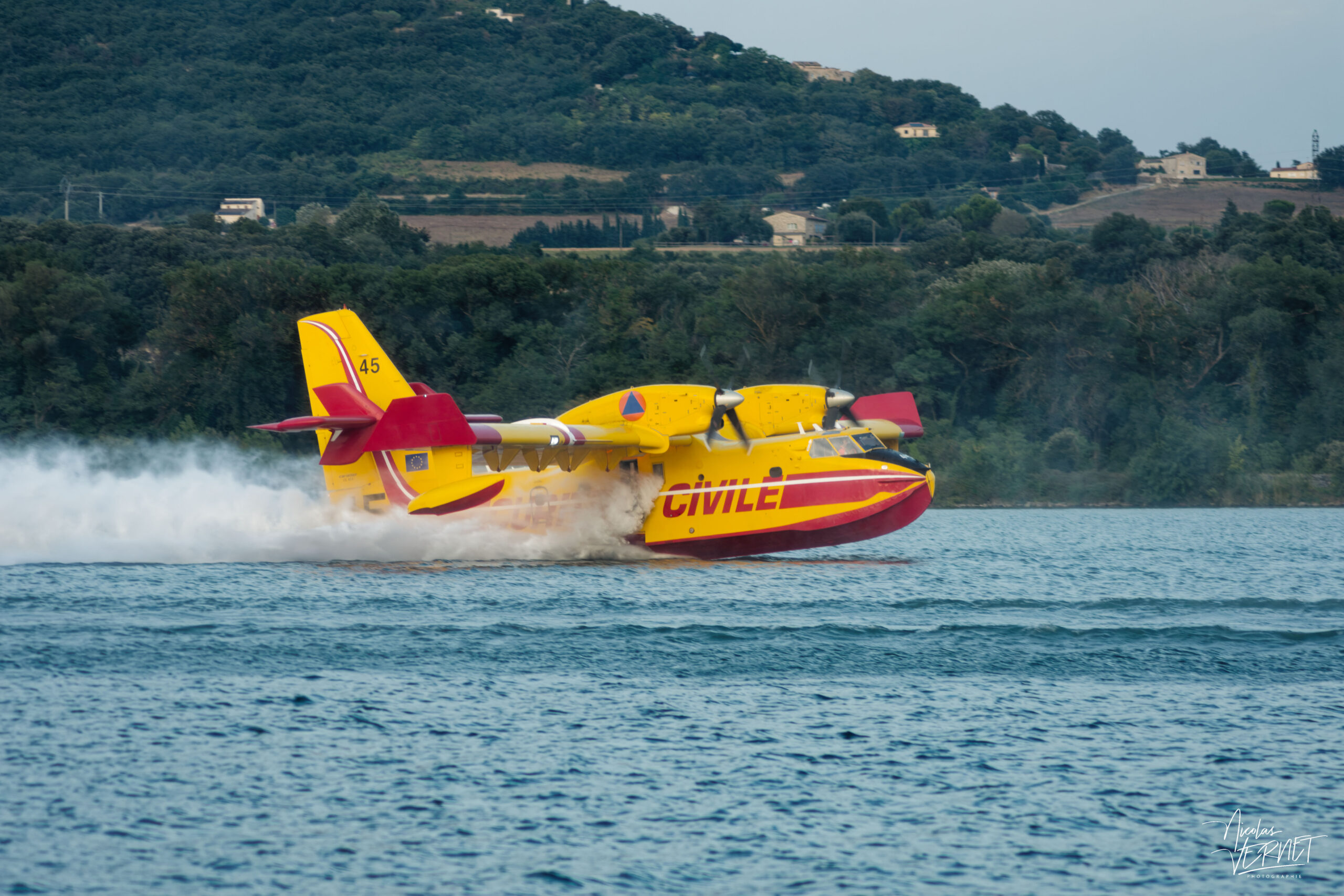 Canadair CL-415 (Pélican 45) de la Sécurité Civile en phase d'écopage sur le Rhône, Rochemaure (Ardèche)