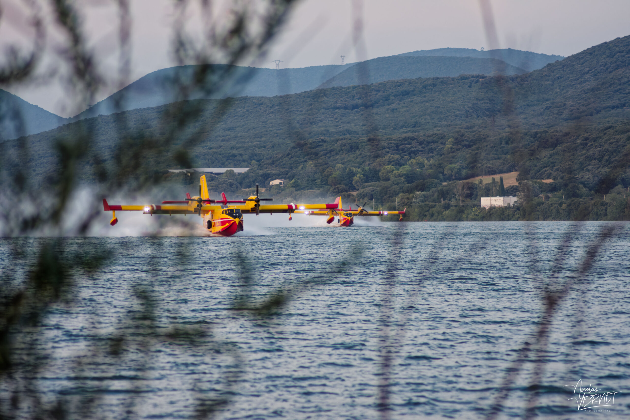 Deux Canadairs CL-415 de la Sécurité Civile en phase d'écopage simultané sur le Rhône, Rochemaure (Ardèche)