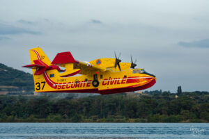Canadair CL-415 (Pélican 37) de la Sécurité Civile redécollant au-dessus du Rhône, Rochemaure (Ardèche)