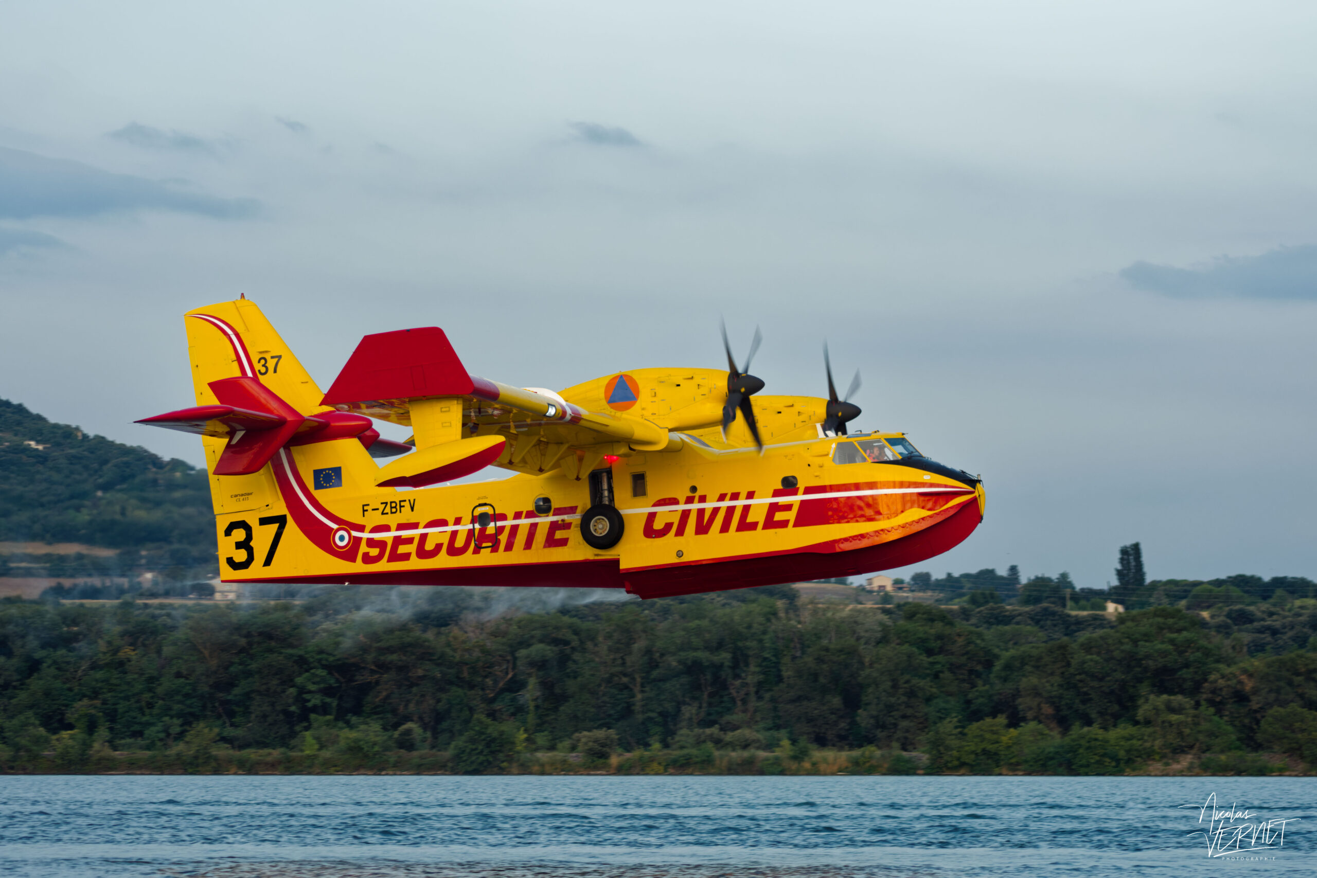 Canadair CL-415 (Pélican 37) de la Sécurité Civile redécollant au-dessus du Rhône, Rochemaure (Ardèche)