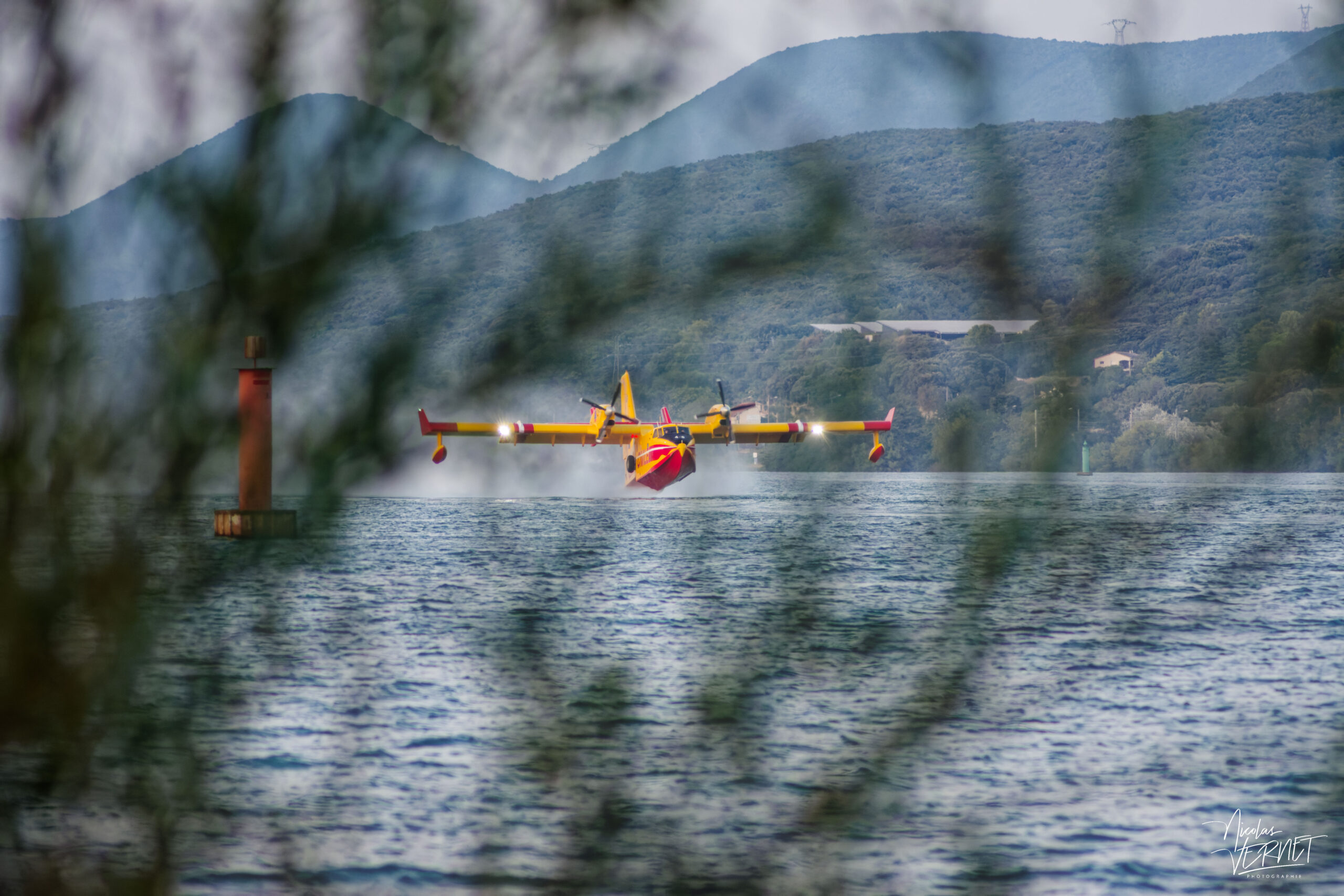 Canadair CL-415 de la Sécurité Civile en phase d'écopage sur le Rhône, Rochemaure (Ardèche)